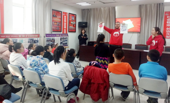 新疆驻村教师教村里娃剪纸、下象棋